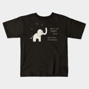 Animal memes: There are bees here, let's leave immediately (light text) Kids T-Shirt